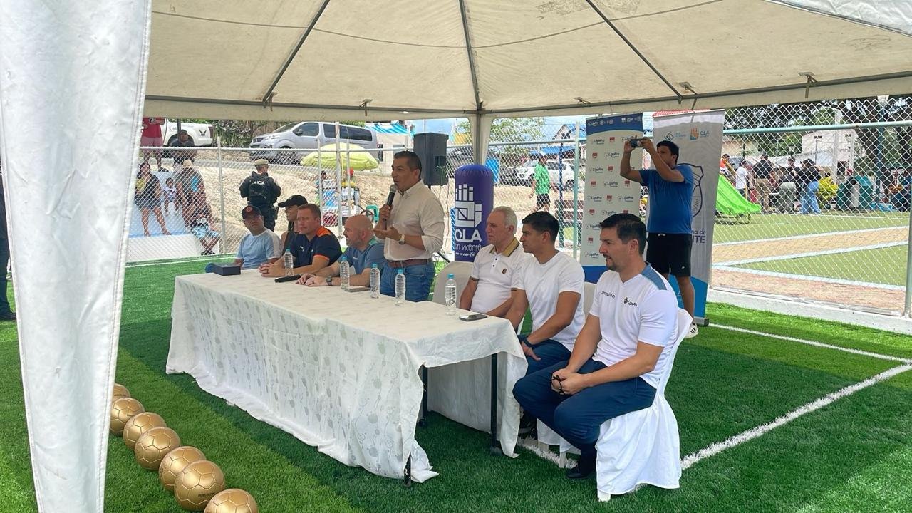 Espacio comunitario católico con mensaje de protección